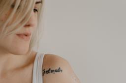 Tatuaggio donna con la frase Je est un autre