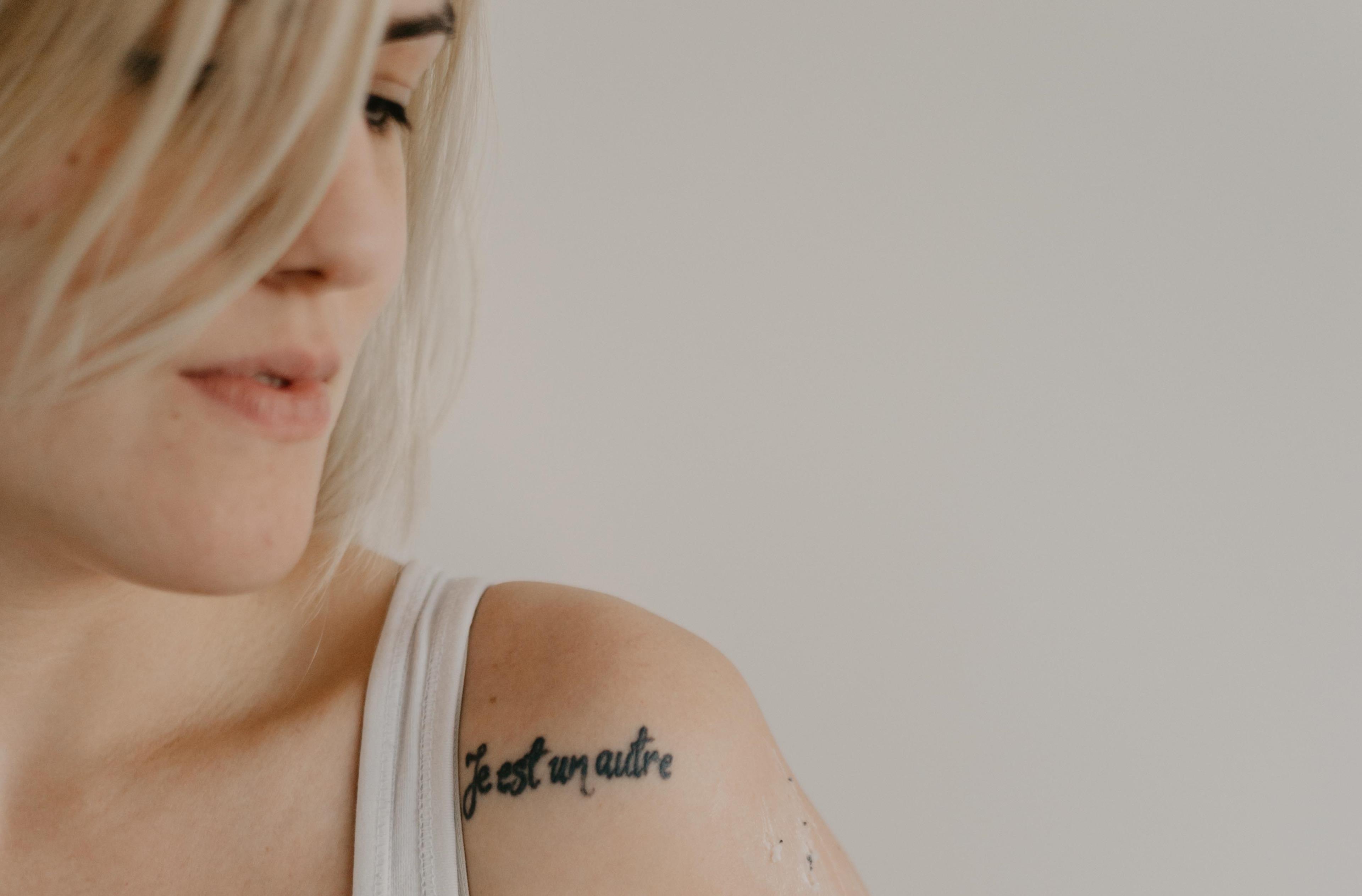 Tatuaggio donna con la frase Je est un autre