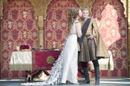 Re Joffrey viene baciato sulla guancia