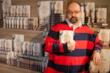  Carlos Ruiz Zafon con Il prigioniero del cielo in mano