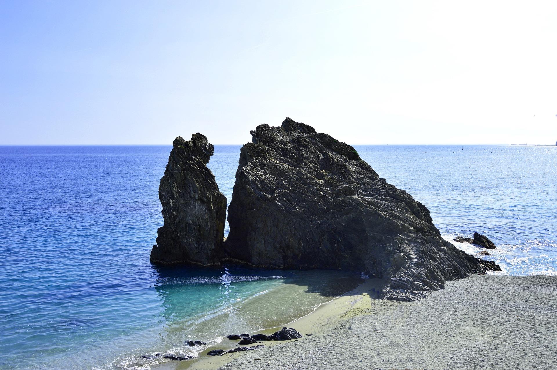 Foto degli scogli sulla spiaggia di Monterosso al Mare