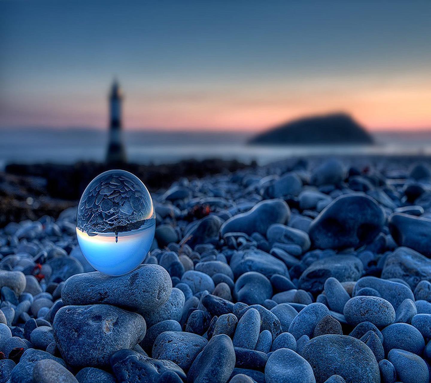 Un cristallo su una spiaggia - Sfondi per Android, i più belli da scaricare gratis