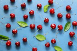La frutta di stagione di maggio: ciliegie, fragole, nespole e pere