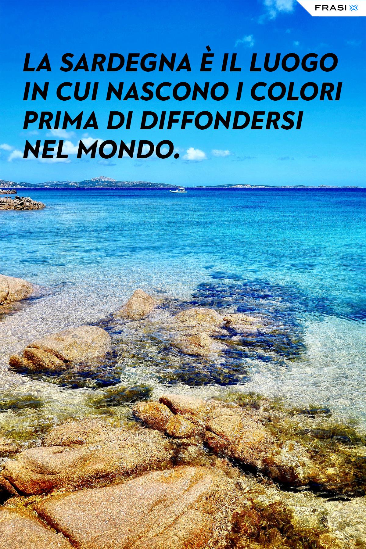Immagine del mare con frase sulla Sardegna