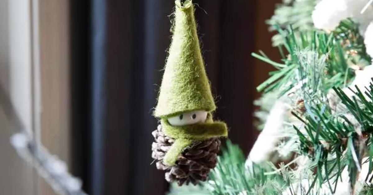 Come creare un elfo natalizio per decorare l'albero di natale