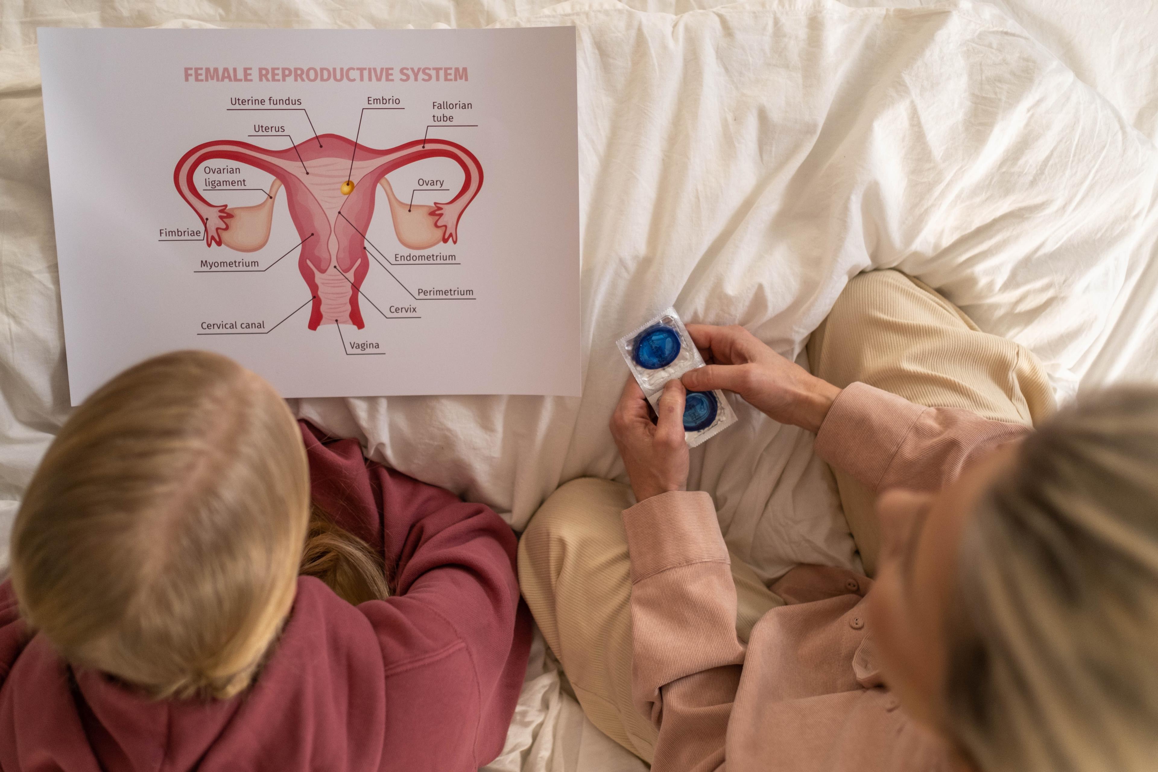 Mamma spiega alla figlia cos'è utero retroverso