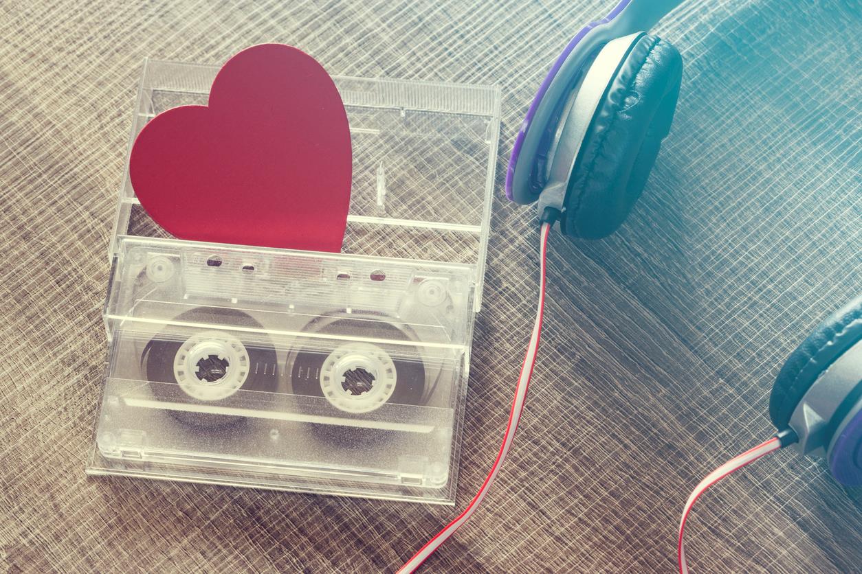 Musicassetta con accanto le cuffie