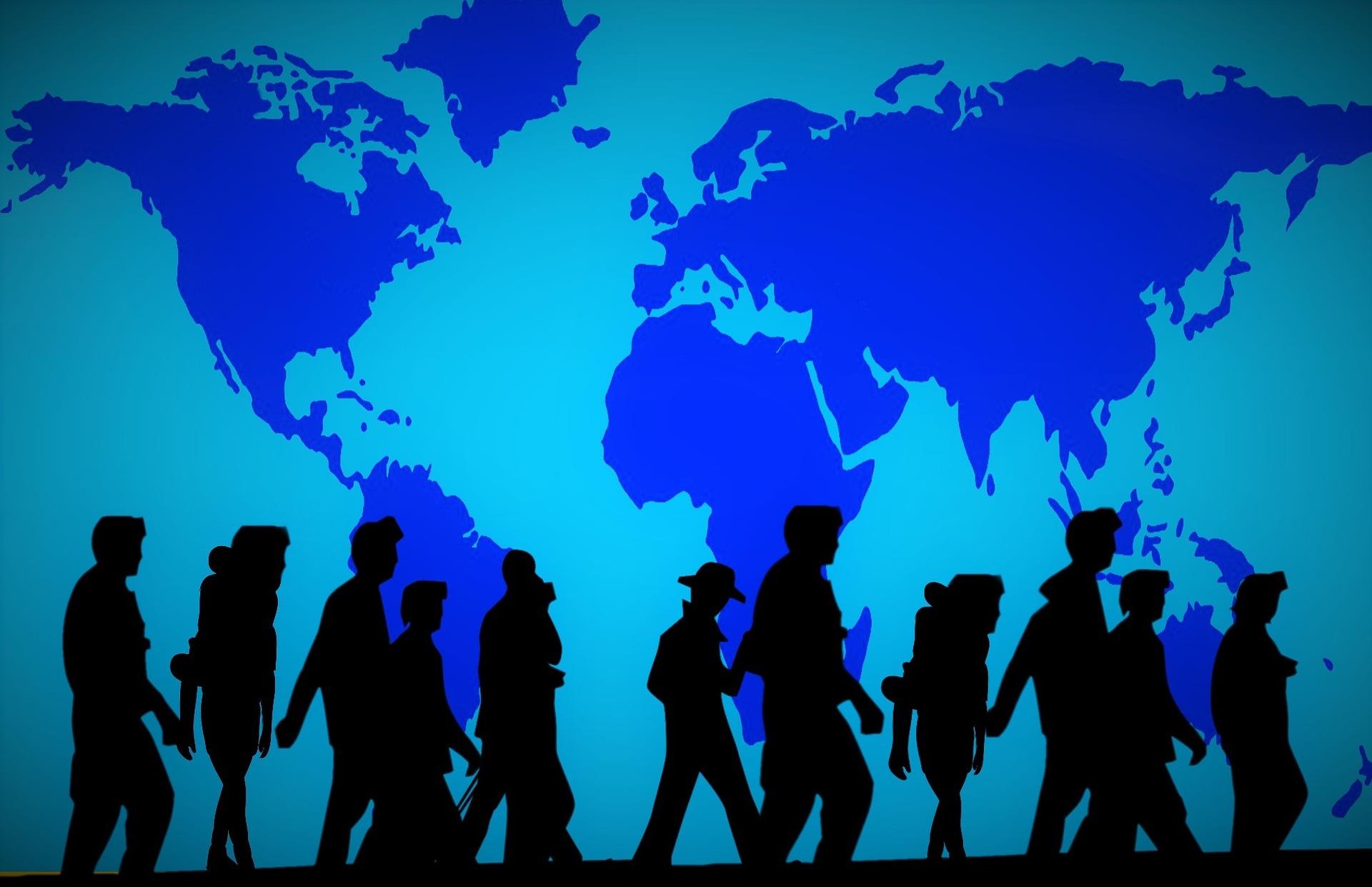 Immagine con frasi sui migranti