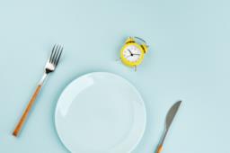 Come funziona la dieta a Digiuno intermittente, scopri quanti chili puoi perdere con la nostra guida