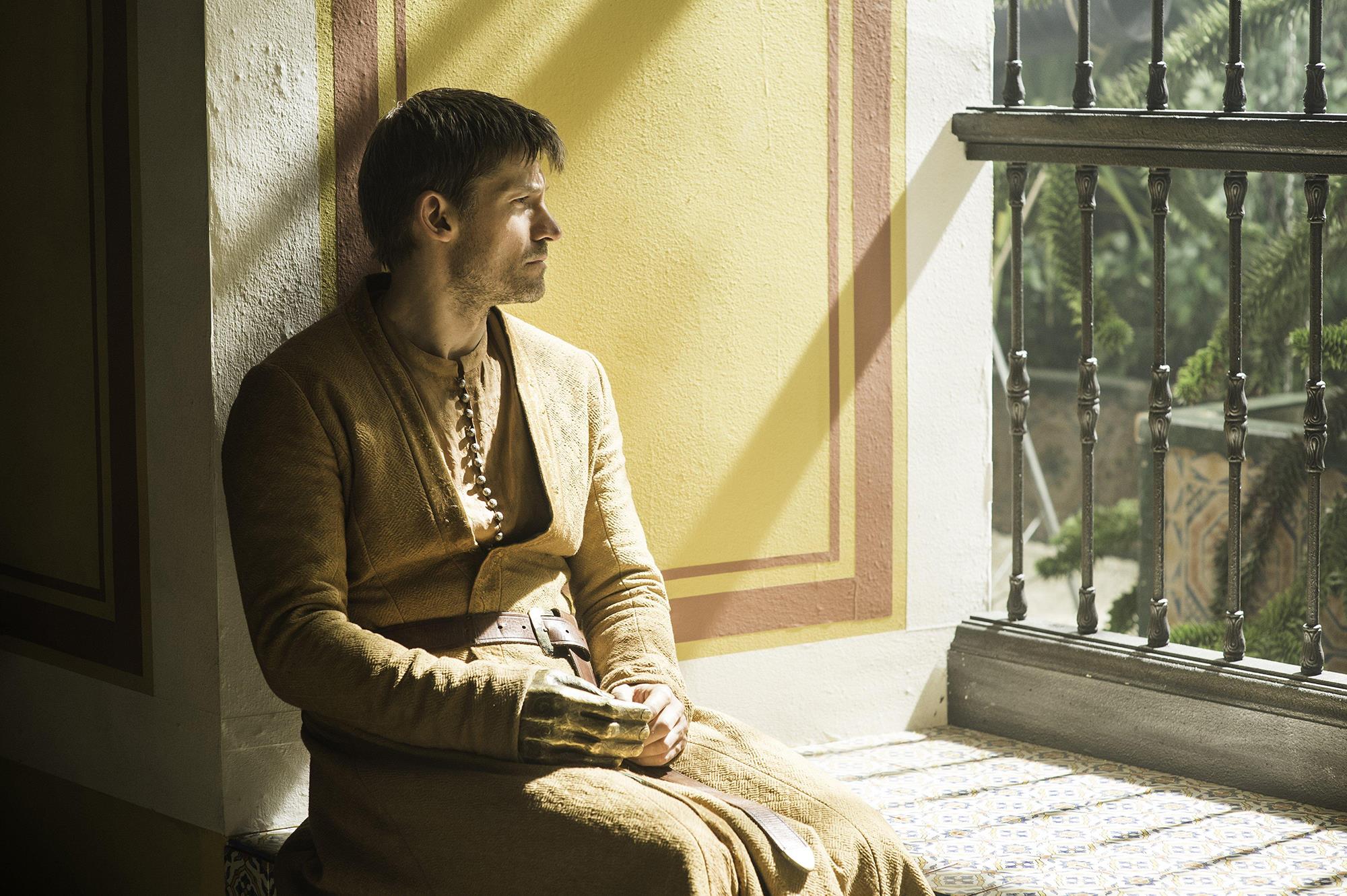 Jaime Lannister seduto vicino una finestra