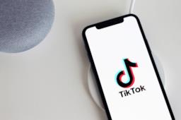 Smatphone con TikTok in evidenza