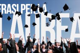Ragazza con la divisa da laurea